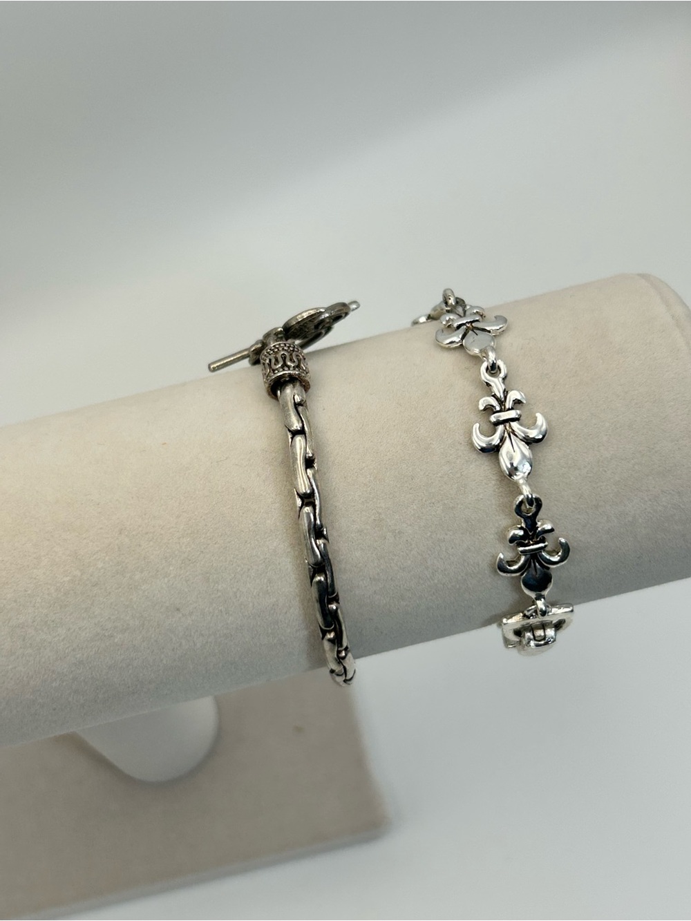 Silver-tone Bracelet Pair of 2 Fleur de Lis Link Leaf Charm Toggle Bracelet - Picture 3 of 9